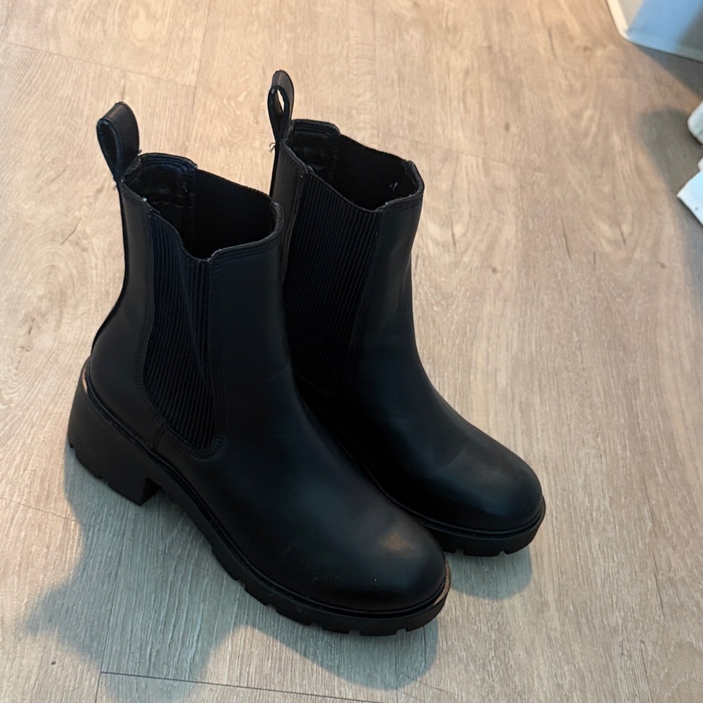 Steve Madden  Black Chelsea Lug Sole Boots